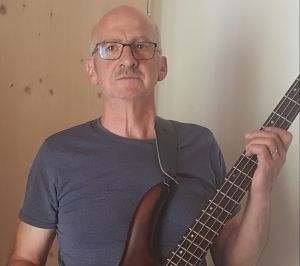 Marco Hartmann aus Küblis, Schweiz berichtet von seinen positiven Erfahrungen mit dem Online E-Bass Kurs von meineMusikschule.net