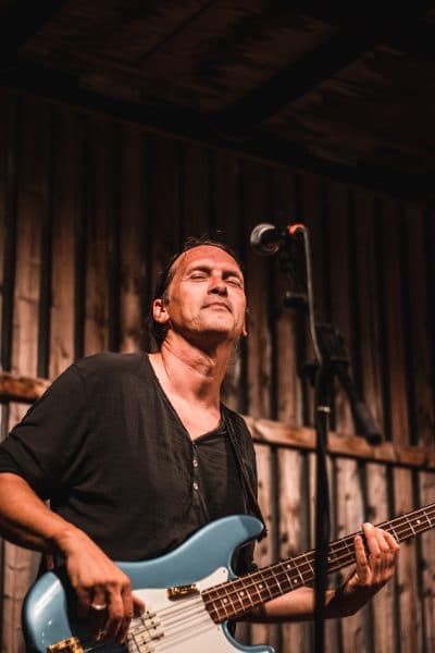 Steffen Knauss im Einsatz mit dem E-Bass