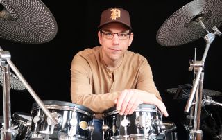 Schlagzeuglehrer Peter Lorson am Schlagzeug. Mit seinem Onlinekurs kann jeder einfach und von Zuhause Schlagzeug spielen lernen