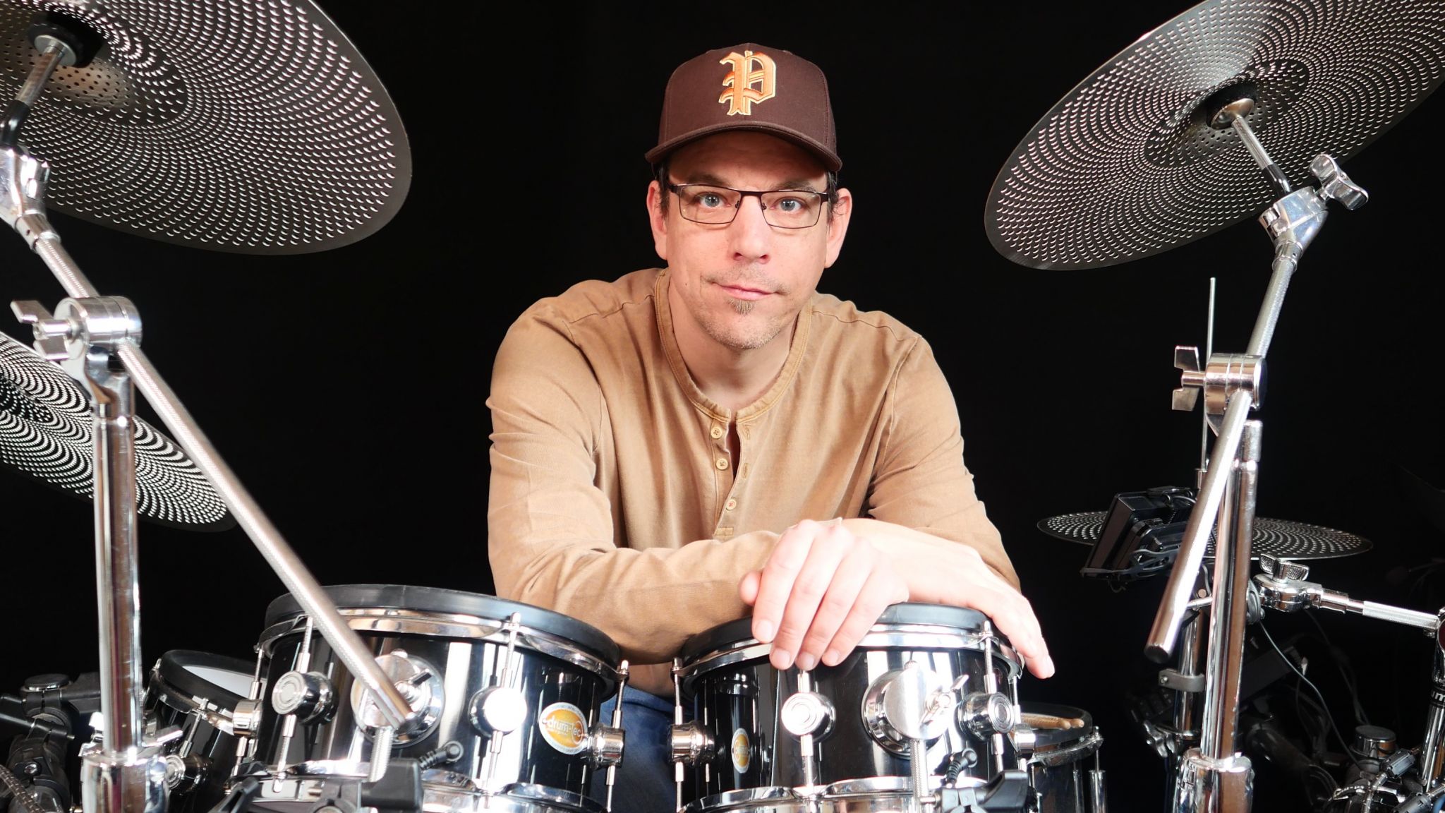 Schlagzeuglehrer Peter Lorson am Schlagzeug. Mit seinem Onlinekurs kann jeder einfach und von Zuhause Schlagzeug spielen lernen
