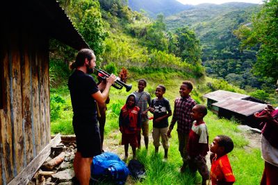 Tobias Till Krüger - ein Trompeter auf Reisen. Tobit Till spiel in PNG Trompete im Busch