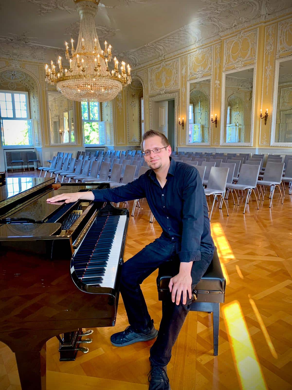 Andreas Czeppel, der Klavierlehrer von meineMusikschule.net im Interview. Ein Virtuose am Klavier